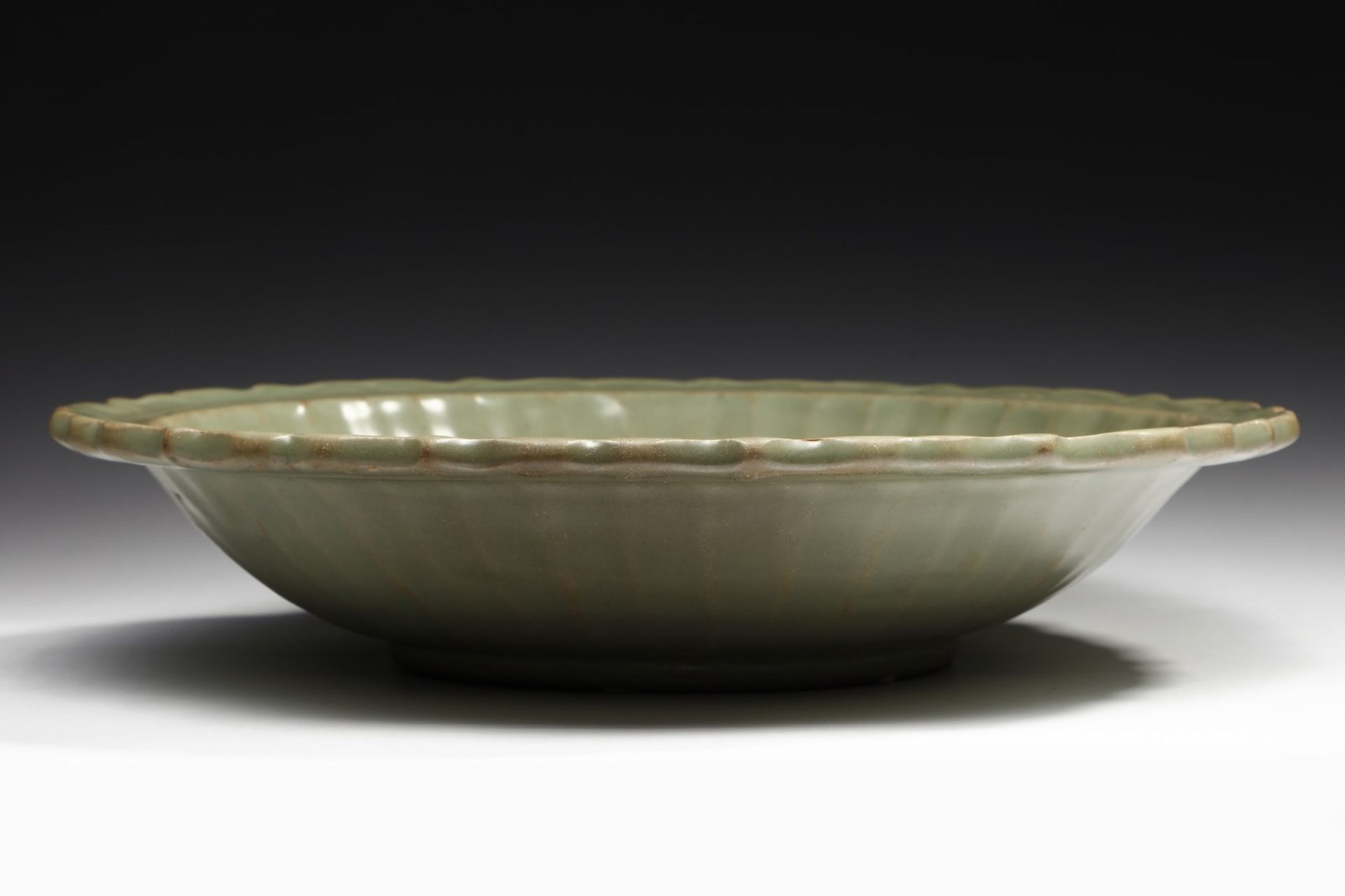 Arte Cinese  A celadon charger with lobed edge China, Yuan dynasty (1279-1378) . - Bild 2 aus 4