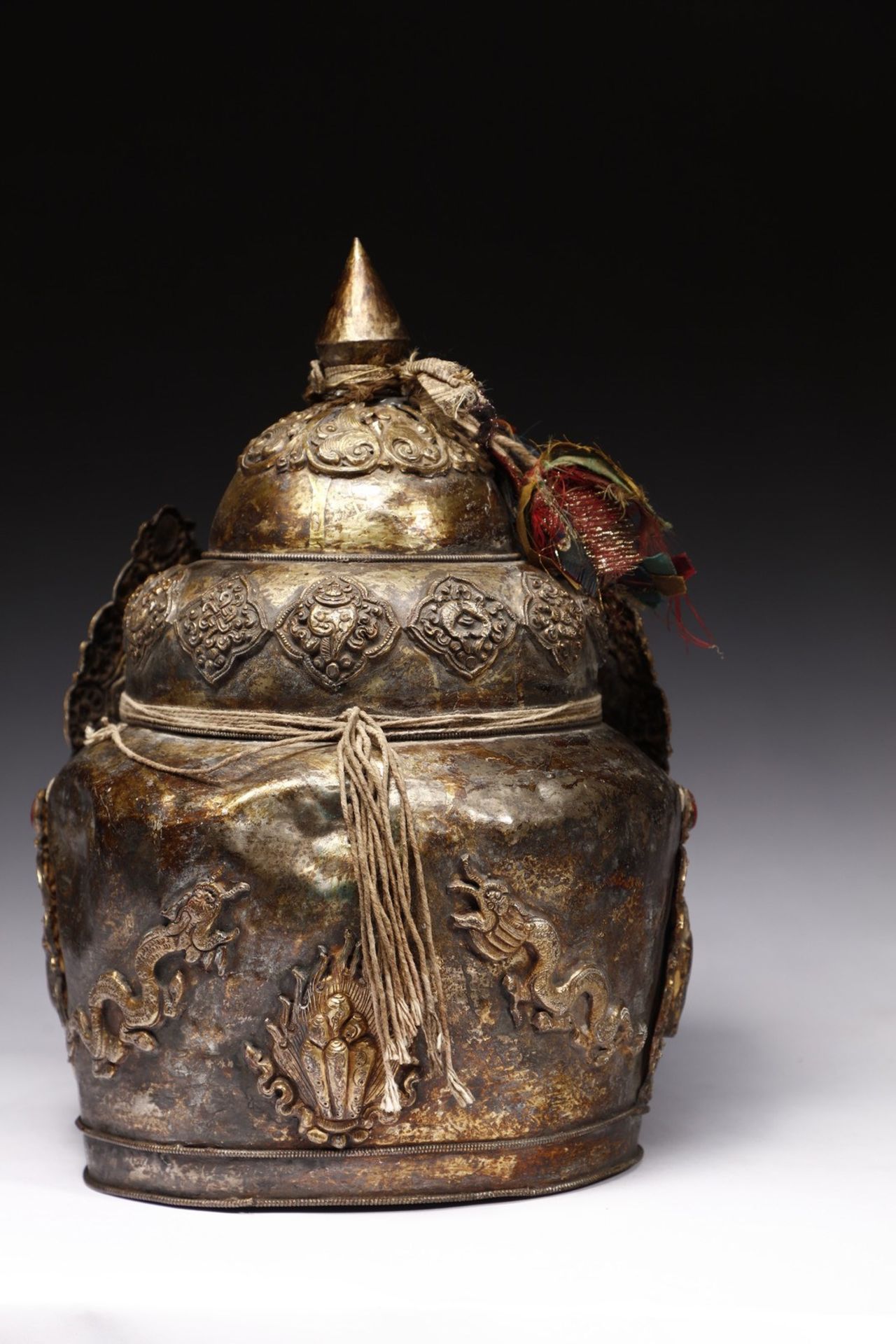 Arte Himalayana A Newari crown for the Vajracharya monastic order Nepal, Kathmandu Valley, 20th cen - Image 7 of 14