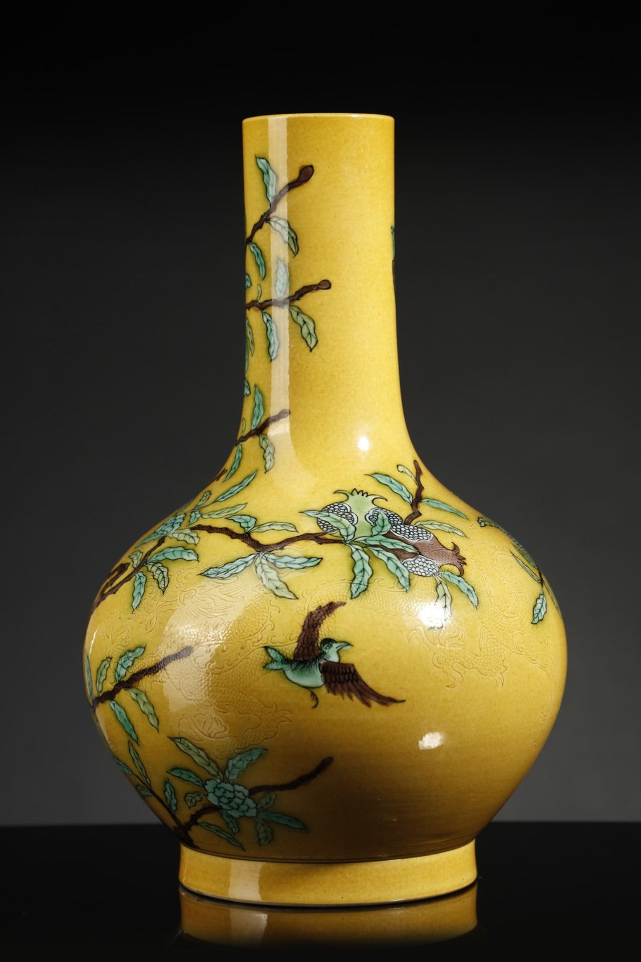 Arte Cinese A porcelain bottle vase over yellow ground China, 20th century . - Image 2 of 5