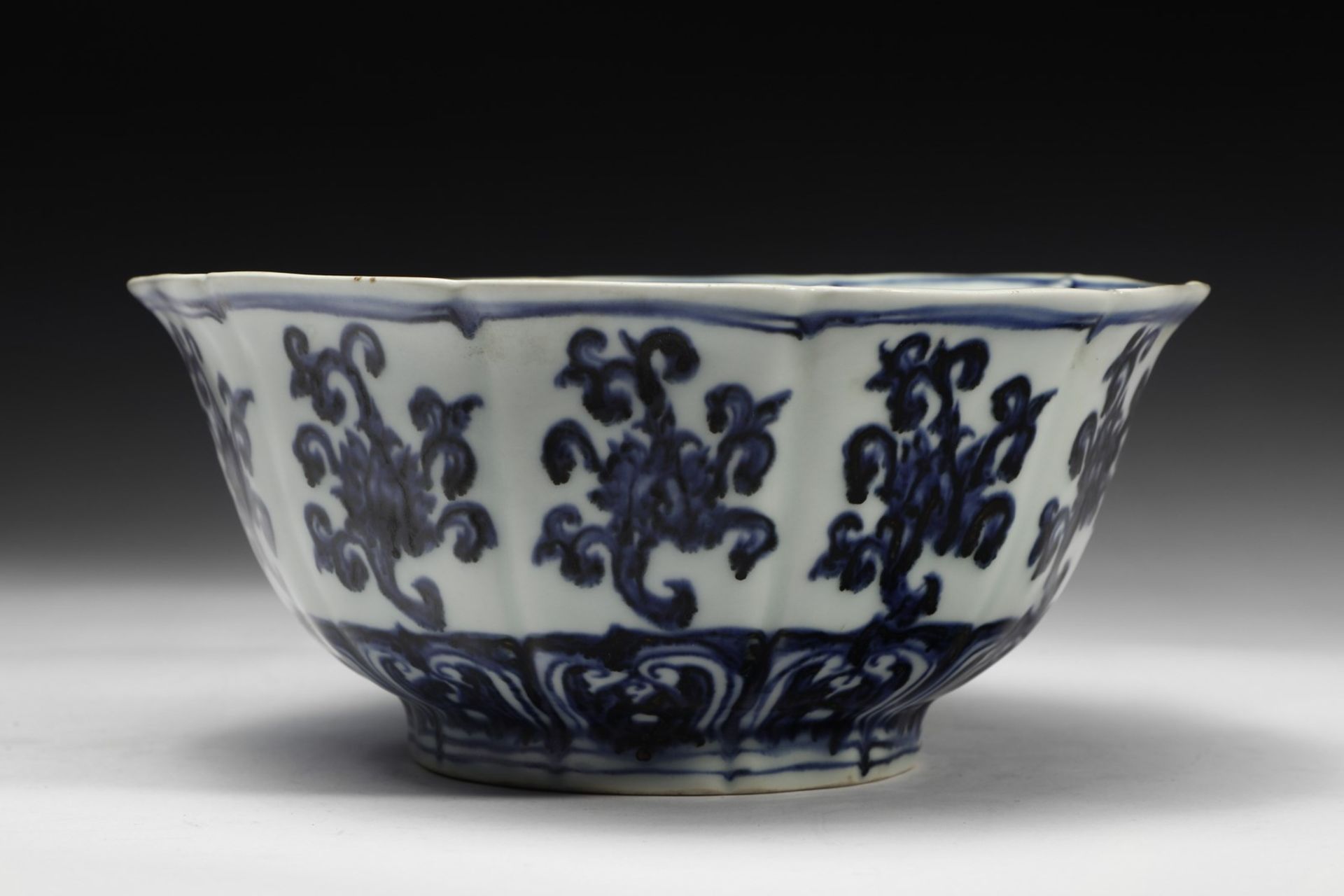 Arte Cinese A polylobed porcelain cupChina, Qing dynasty, 18th century. - Image 2 of 4