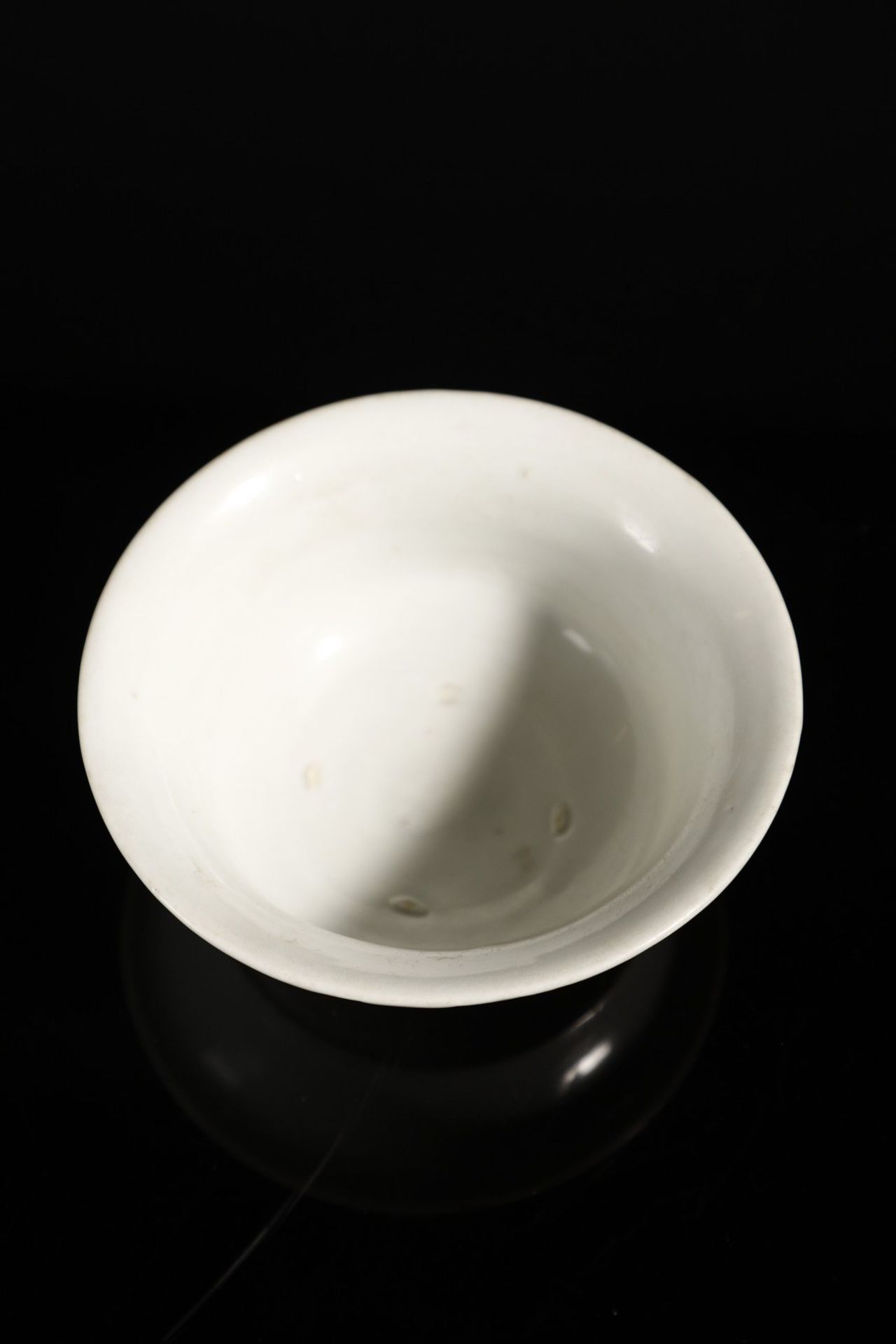 Arte Cinese  A Dehua porcelain cupChina, Ming dynasty (1368-1644), 15th century. - Bild 2 aus 3