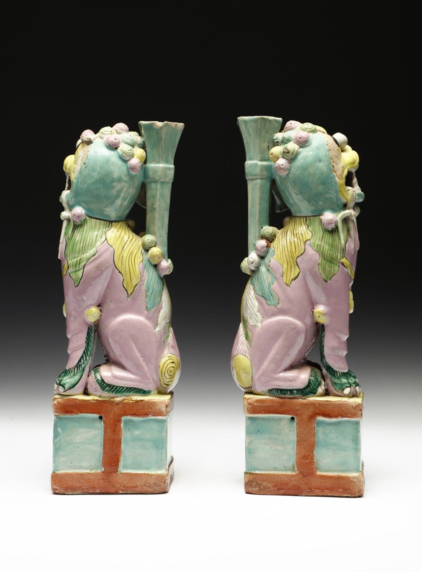 Arte Cinese  A pair of polychrome porcelain lion shaped incense holdersChina, Qing dynasty, 18th cen - Bild 4 aus 6