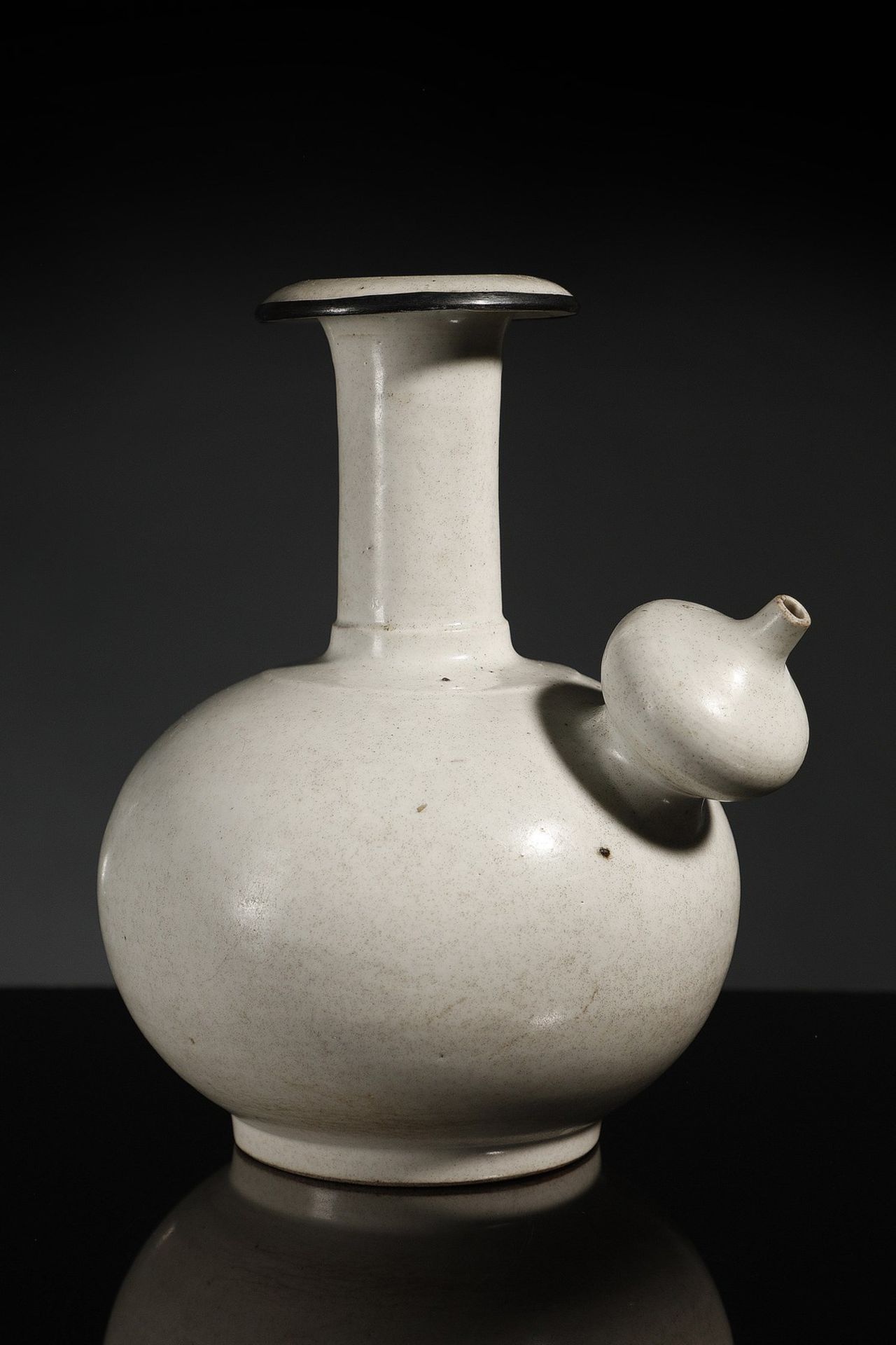 Arte Cinese  A monochrome Kendi China, possibly Song dynasty (960-1279), 13th century .