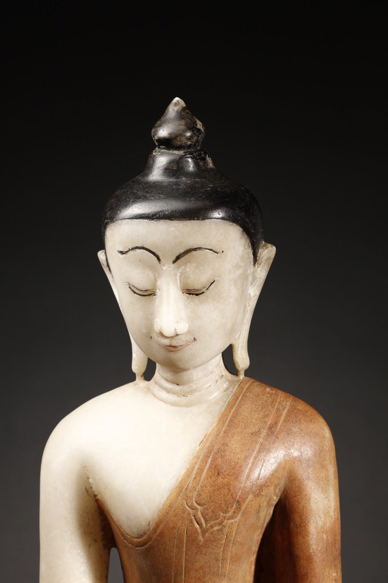 Arte Sud-Est Asiatico  A large brightly painted alabaster Buddha figureBurma, early 19th century . - Bild 11 aus 12