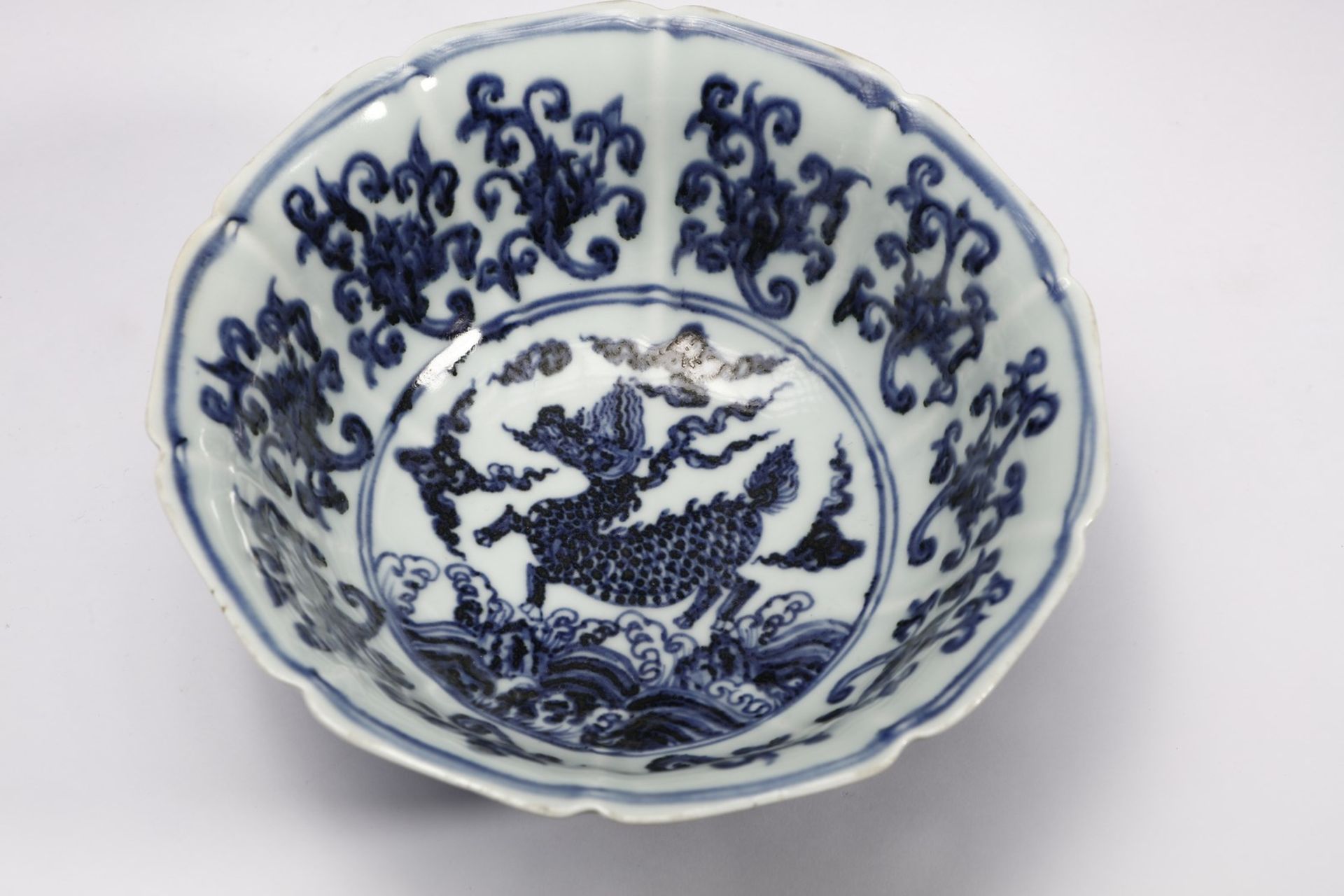 Arte Cinese A polylobed porcelain cupChina, Qing dynasty, 18th century. - Image 3 of 4