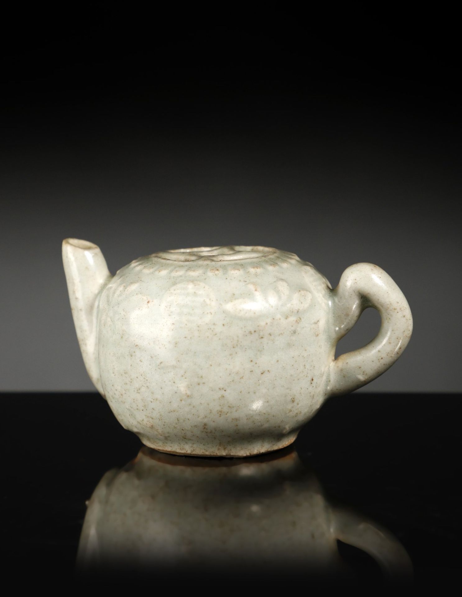 Arte Cinese  A small celadon pourer China, Yuan dynasty (1271-1368) .