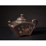 Arte Cinese A fan shaped Yixing teapot decorated with a fish China, 20th century .