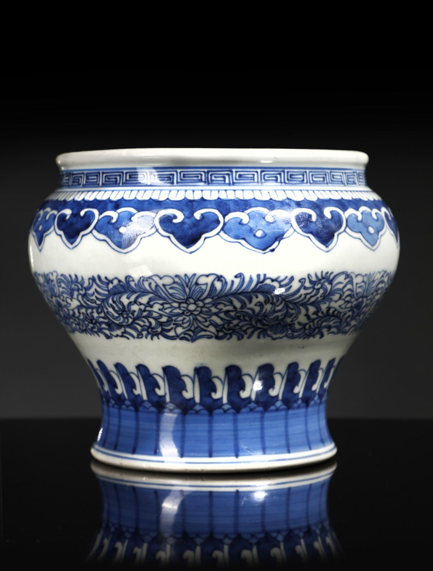 Arte Cinese  A blue and white porcelain vaseChina, Qing dynasty, 18th century. - Bild 2 aus 7