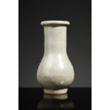 Arte Cinese A craquelé glazed porcelain bottle China, Song dynasty (960-1279) .