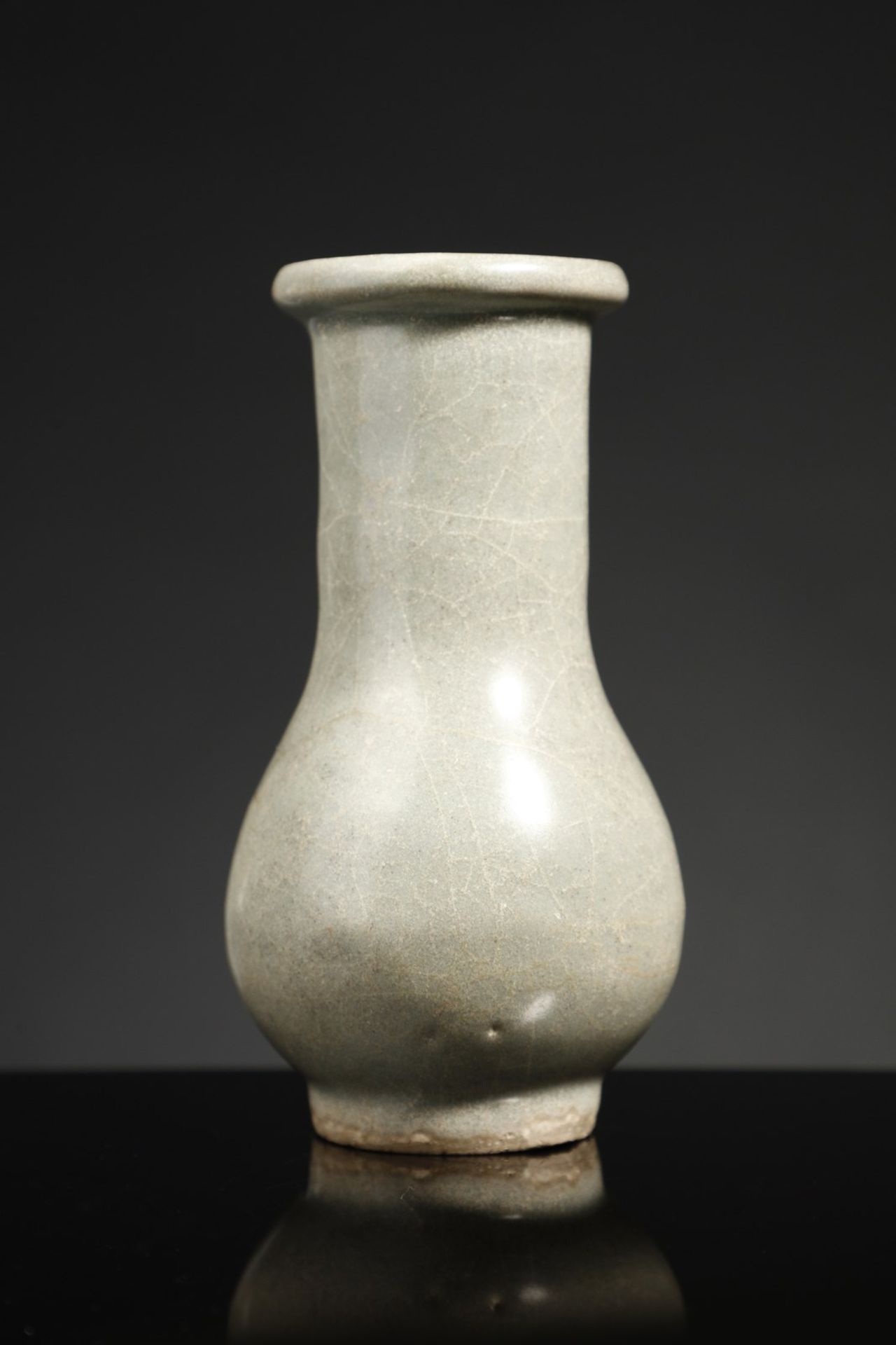 Arte Cinese  A craquelé glazed porcelain bottle China, Song dynasty (960-1279) .