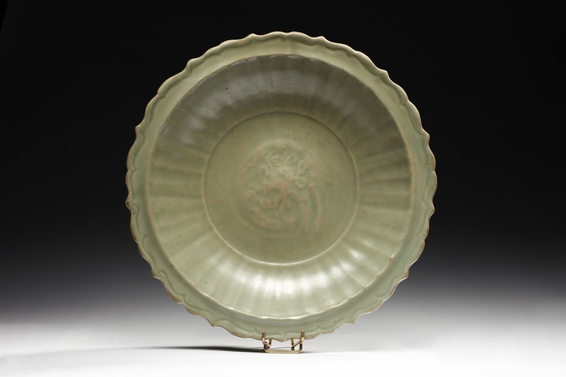 Arte Cinese  A celadon charger with lobed edge China, Yuan dynasty (1279-1378) .