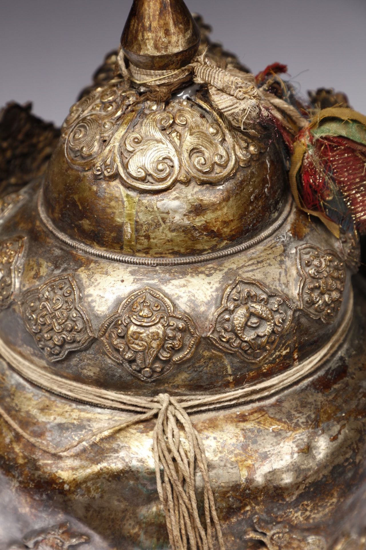 Arte Himalayana A Newari crown for the Vajracharya monastic order Nepal, Kathmandu Valley, 20th cen - Image 9 of 14