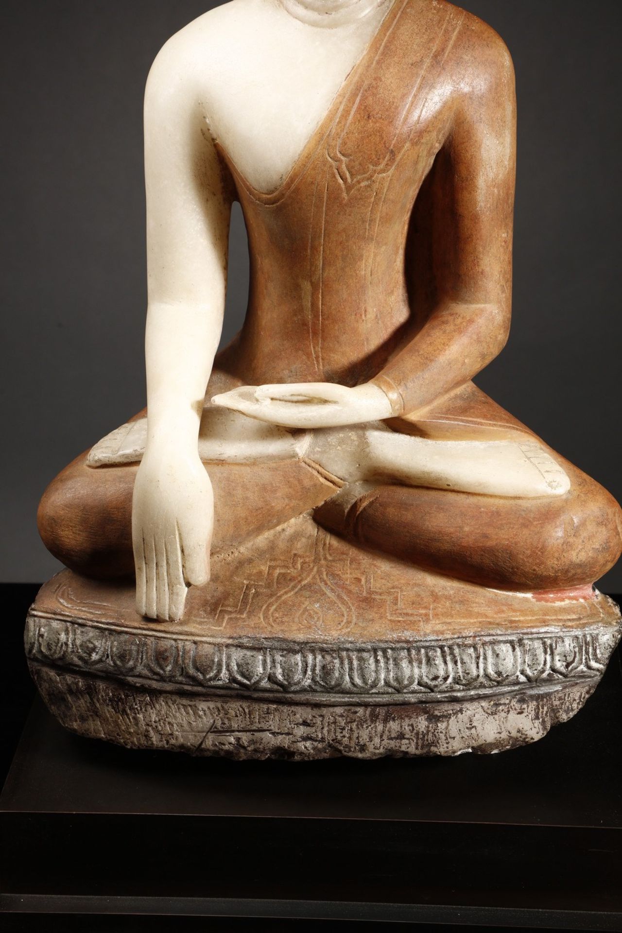 Arte Sud-Est Asiatico  A large brightly painted alabaster Buddha figureBurma, early 19th century . - Bild 10 aus 12