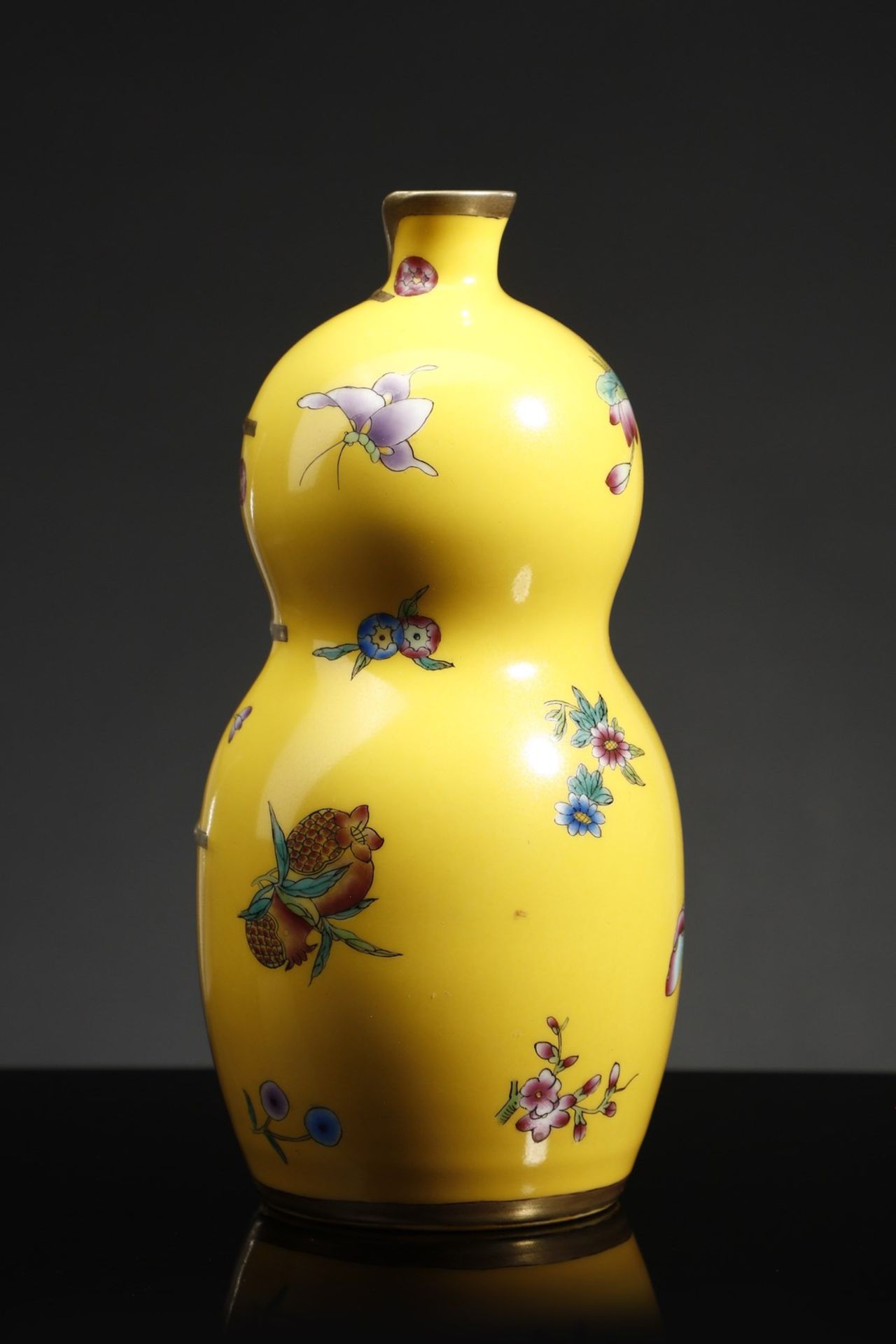 Arte Cinese  A yellow ground double pumpkin shaped porcelain vaseChina, 20th century .