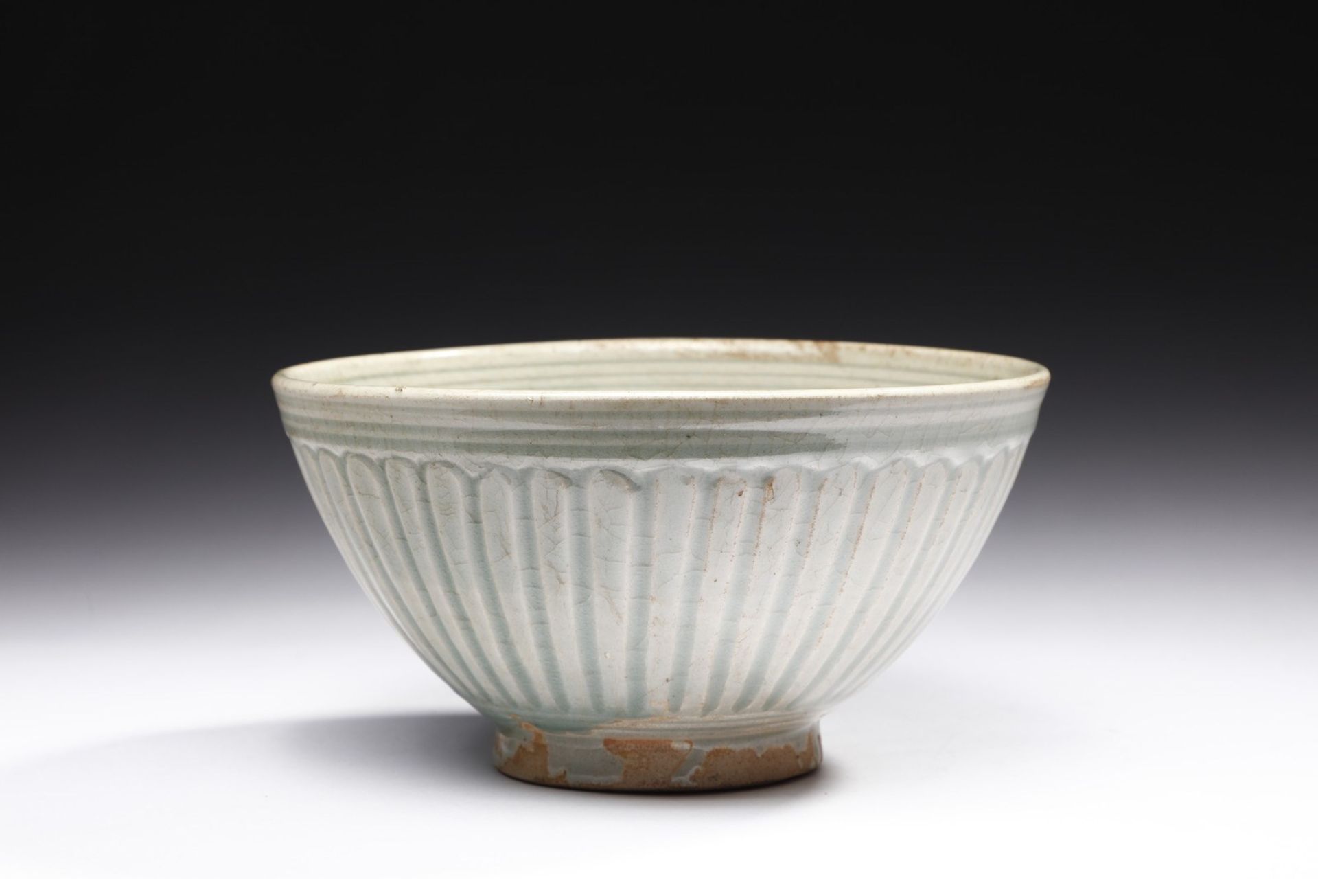 Arte Sud-Est Asiatico  A petal engraved celadon glazed pottery bowl Thailand, Sukhothai (1238-1351) 
