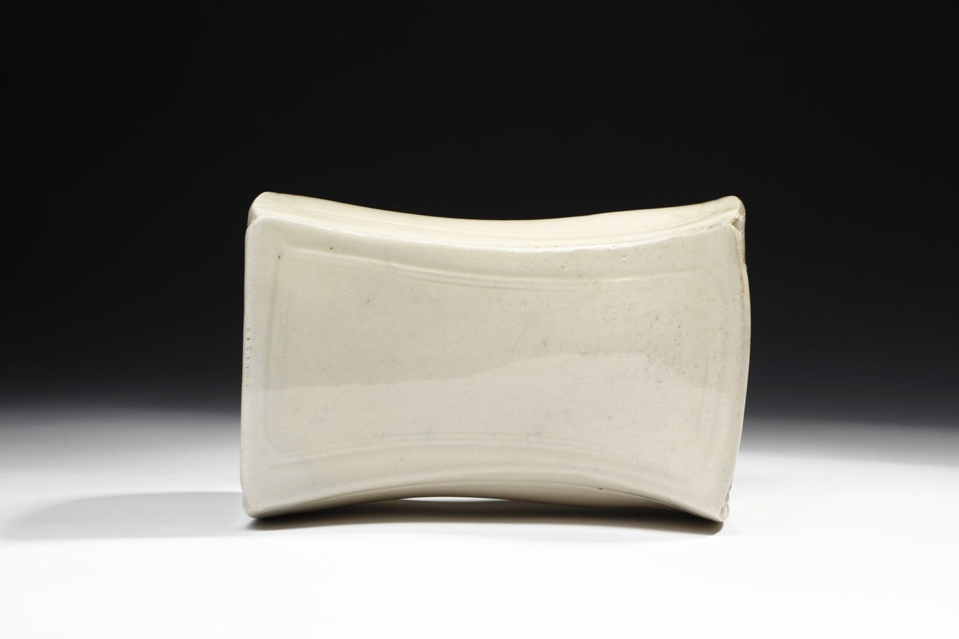 Arte Cinese  A porcelain headrest China, Song dynasty (960-1279) . - Bild 4 aus 5