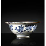 Arte Cinese A blue and white porcelain bowl with floral decoration China, Qing dynasty, 17th centur