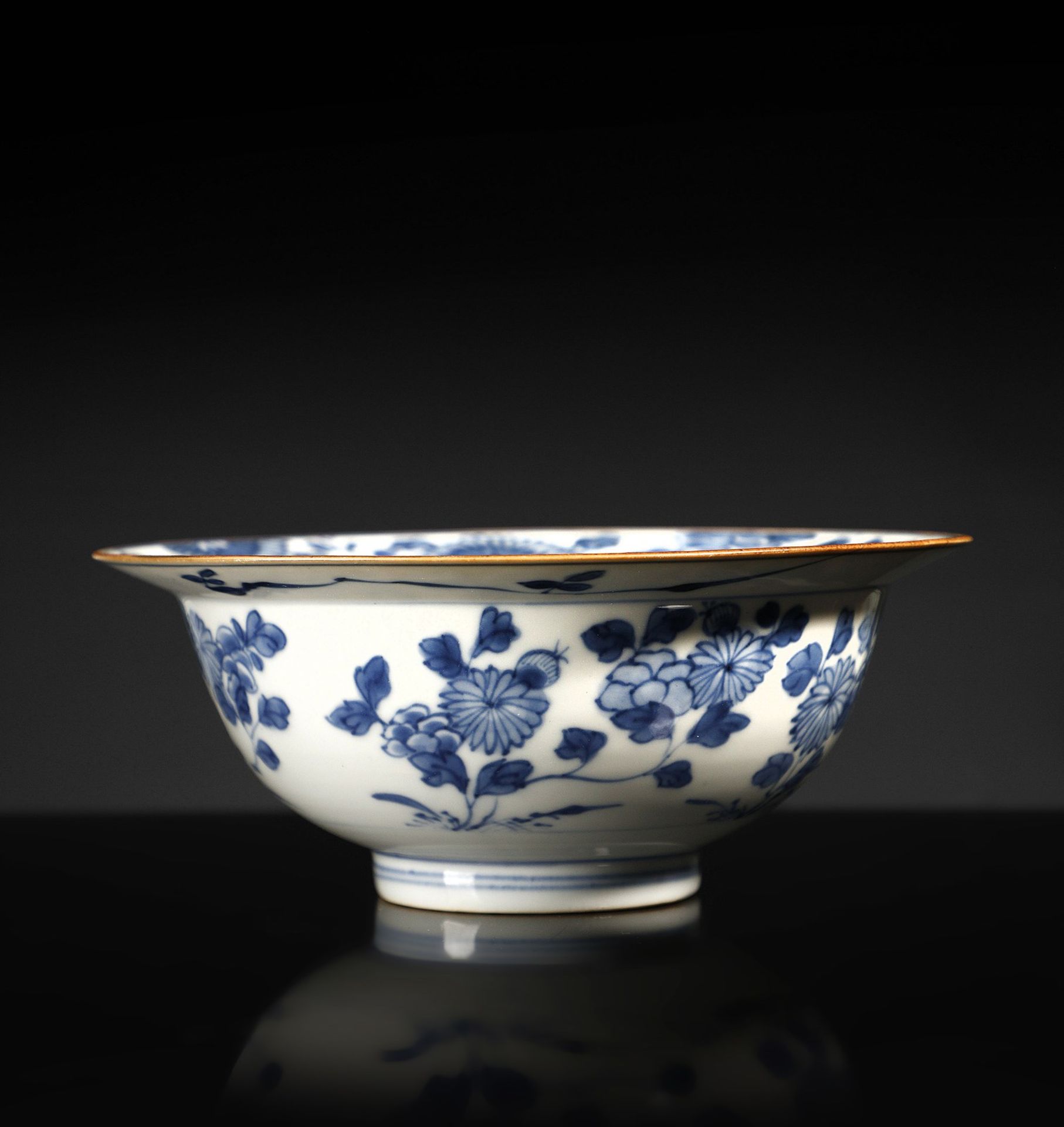 Arte Cinese  A blue and white porcelain bowl with floral decoration China, Qing dynasty, 17th centur