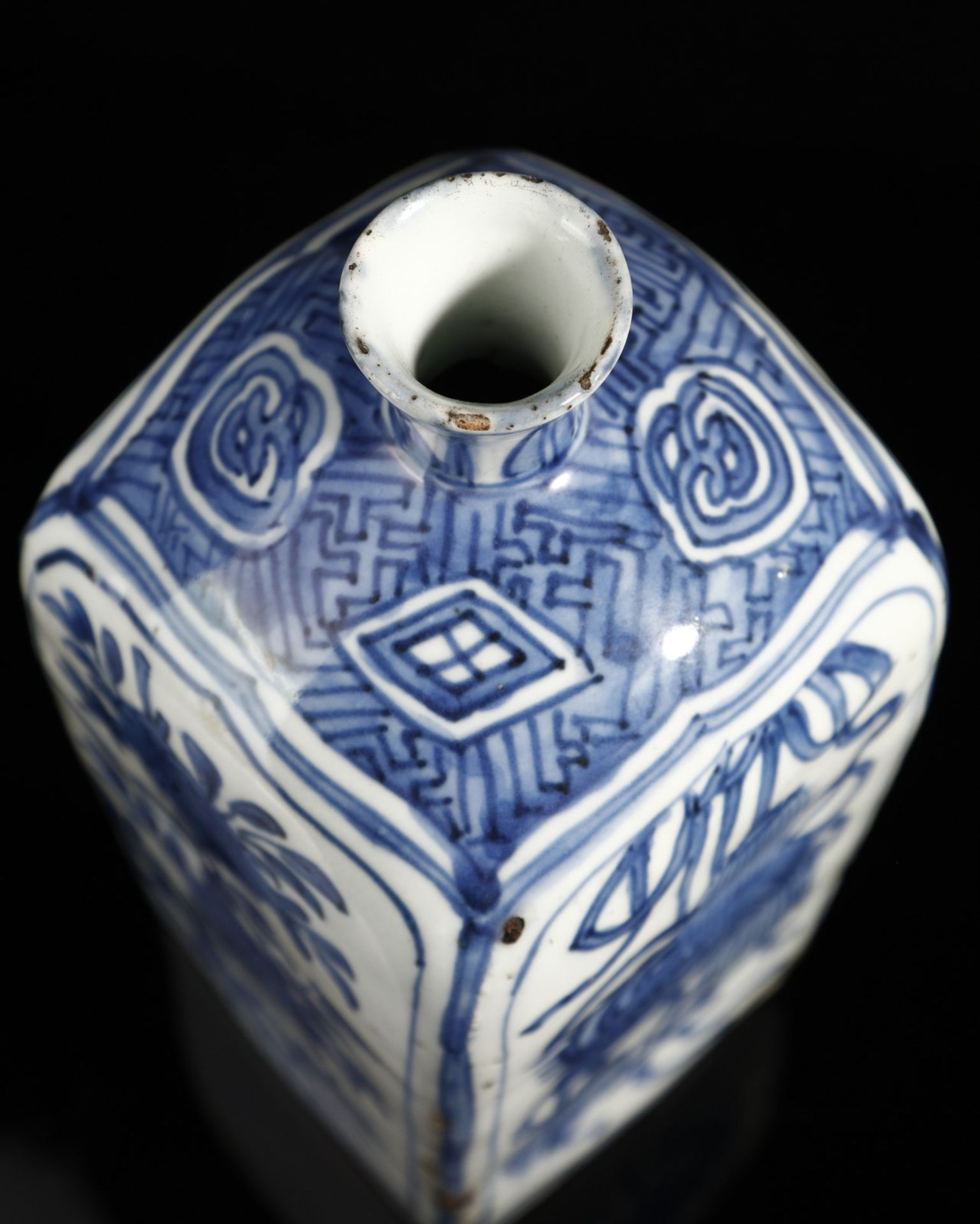 Arte Cinese  A squared faceted blue and white porcelain bottle China, late Ming dynasty, late 16th c - Bild 4 aus 5