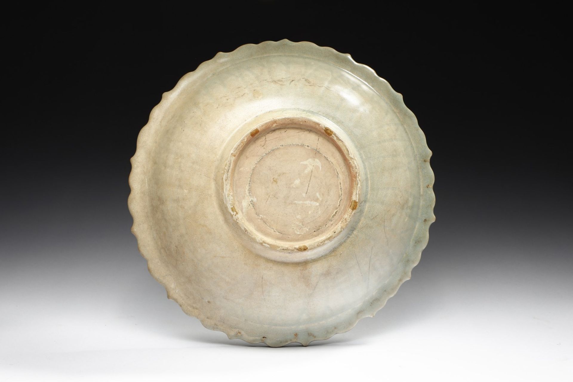 Arte Cinese  A celadon glazed dish with foliated rim China, Yuan (1279-1378) . - Bild 4 aus 4