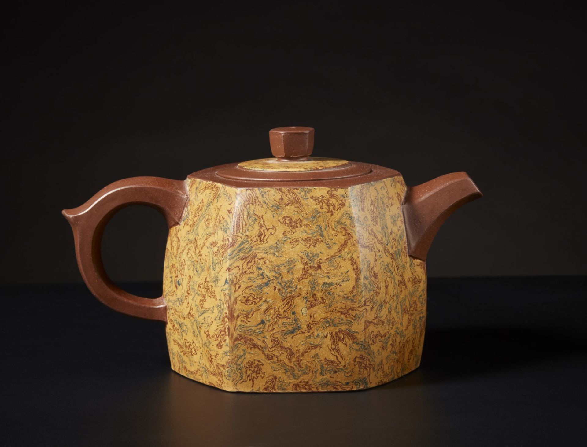 Arte Cinese  An Yixing teapot with marbled decorationChina, 20th century . - Bild 2 aus 3