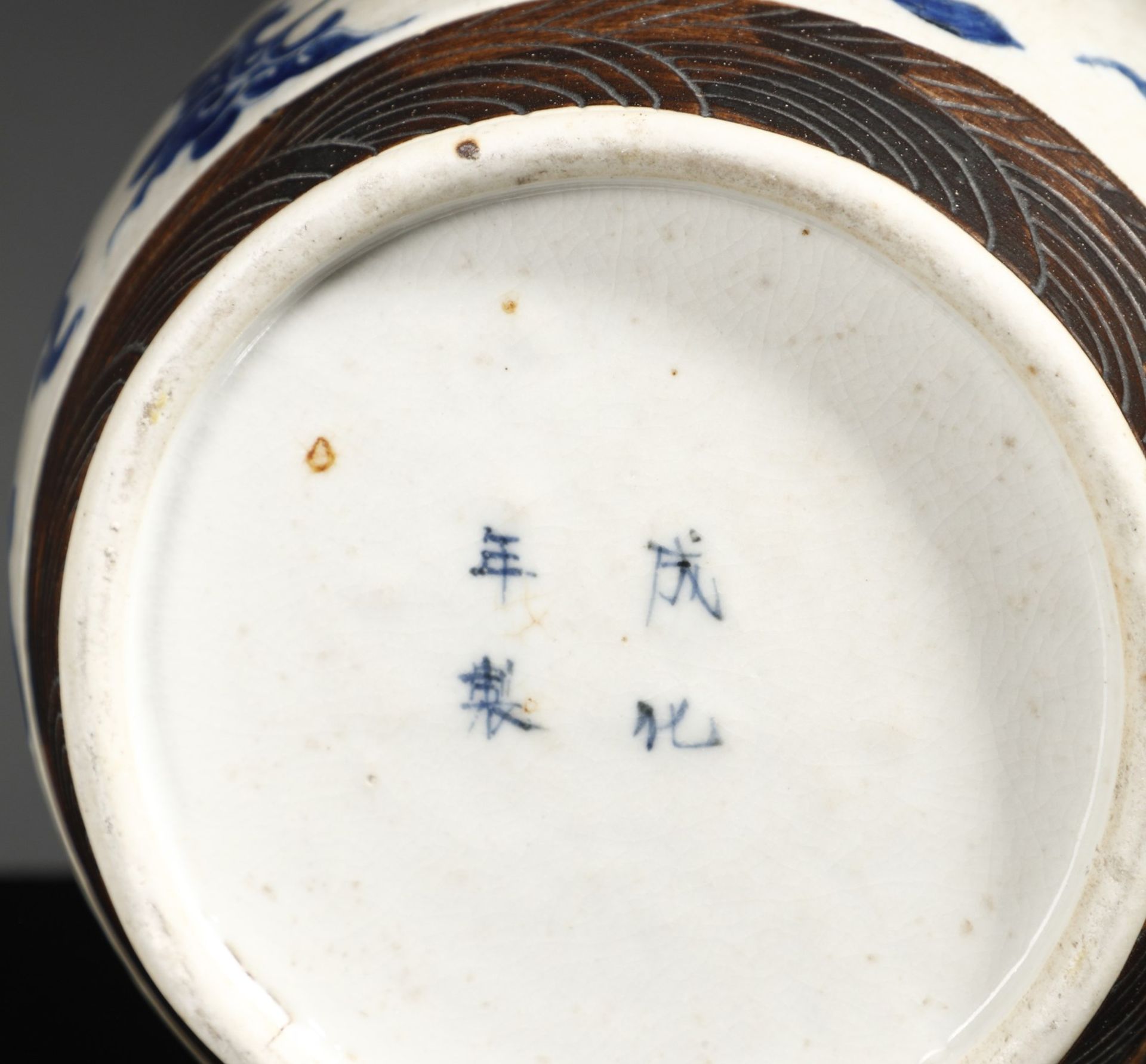 Arte Cinese  A blue and white porcelain vase painted with sprays China, Qing dynasty, late 18th cent - Bild 4 aus 4