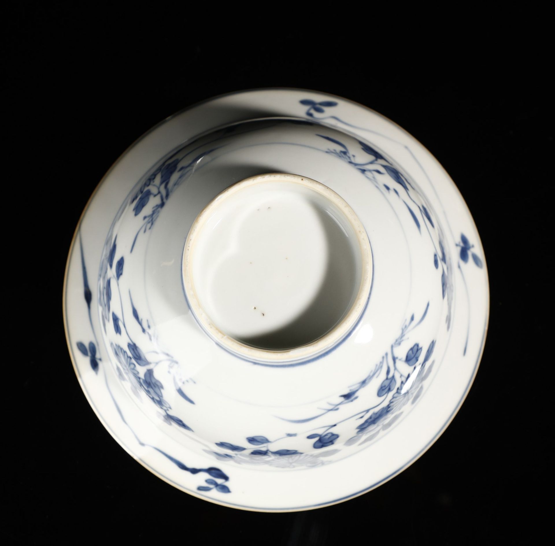 Arte Cinese  A blue and white porcelain bowl with floral decoration China, Qing dynasty, 17th centur - Bild 5 aus 5