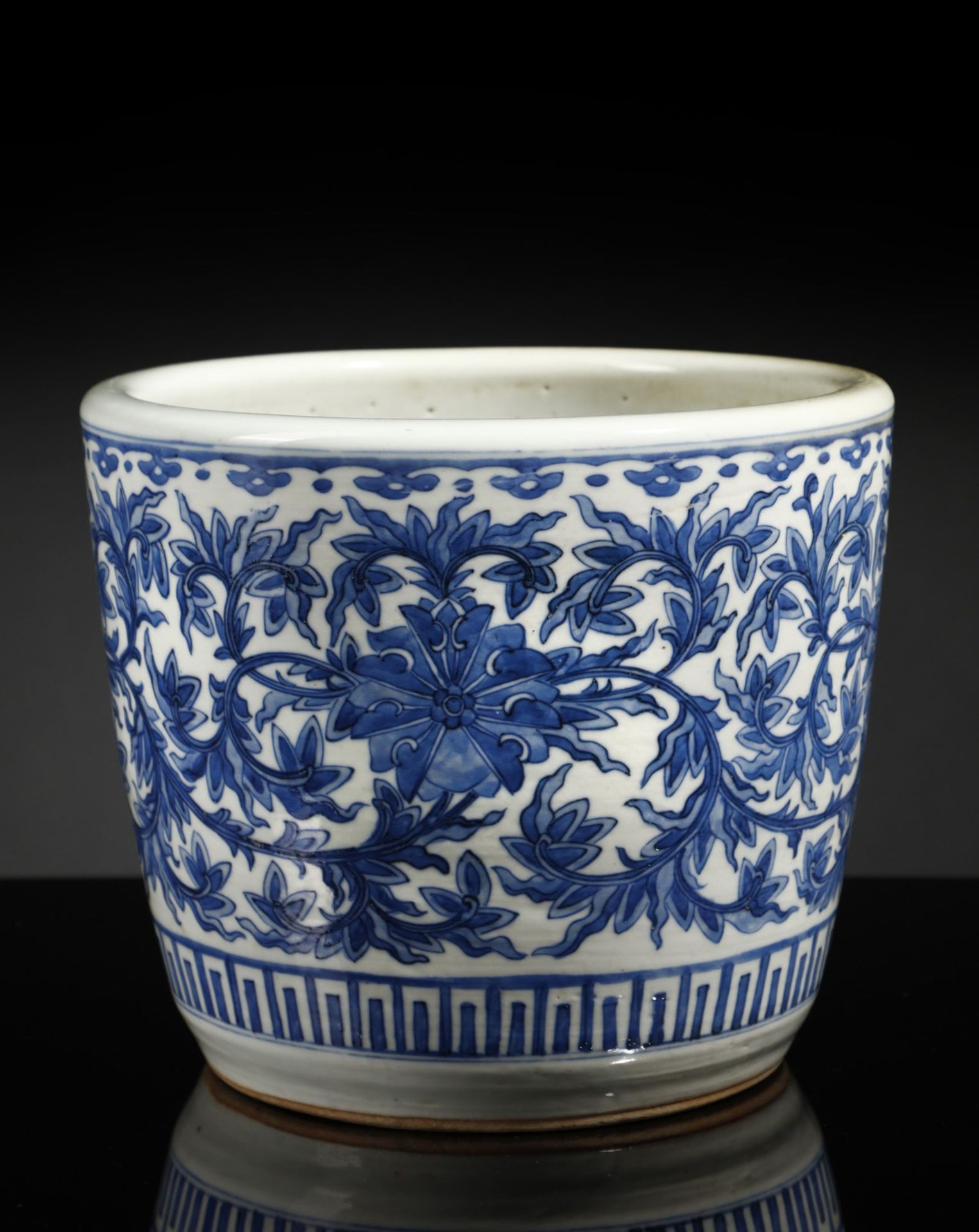 Arte Cinese  A blue and white porcelain jardinierChina, early 20th century .