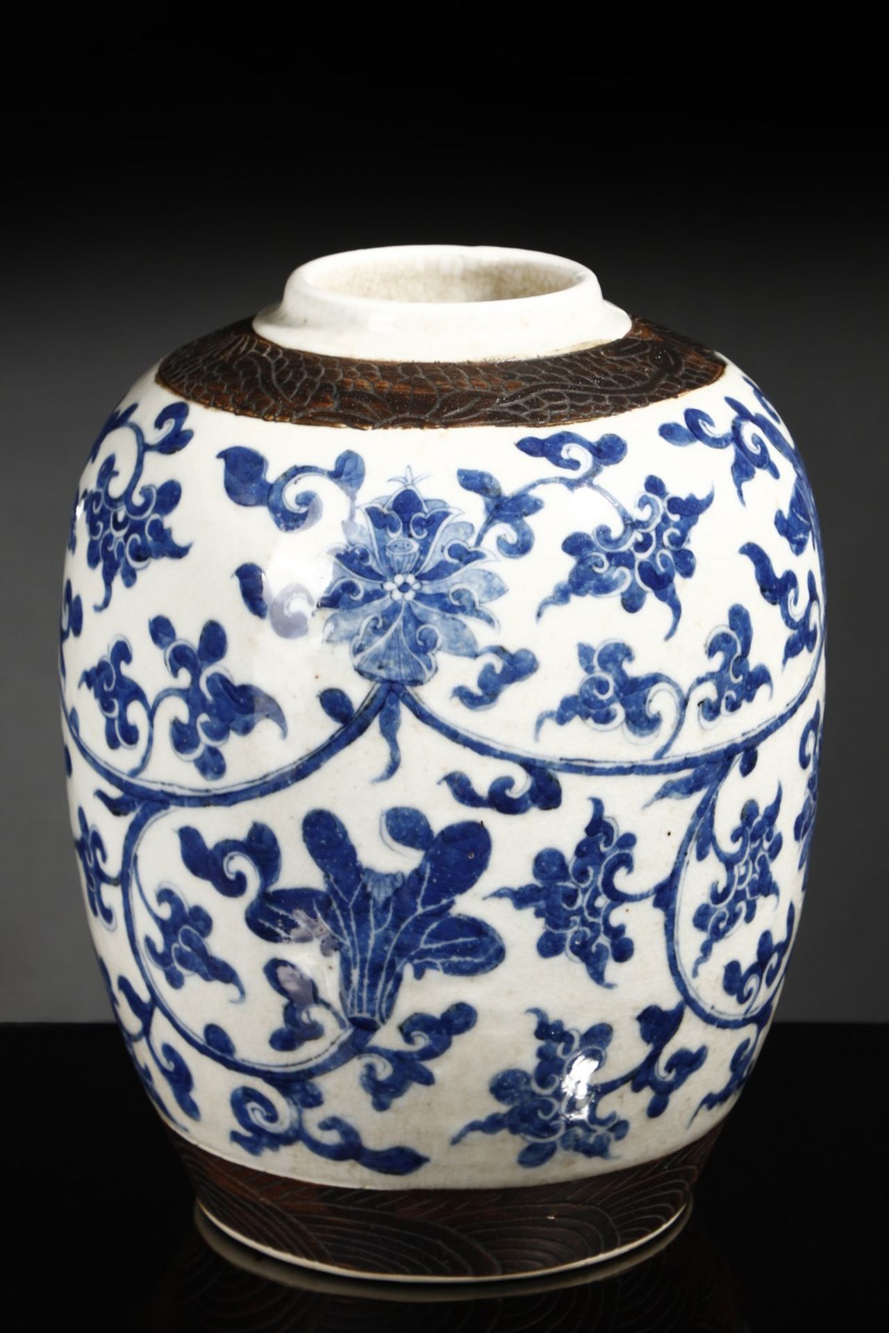 Arte Cinese  A blue and white porcelain vase painted with sprays China, Qing dynasty, late 18th cent - Bild 2 aus 4