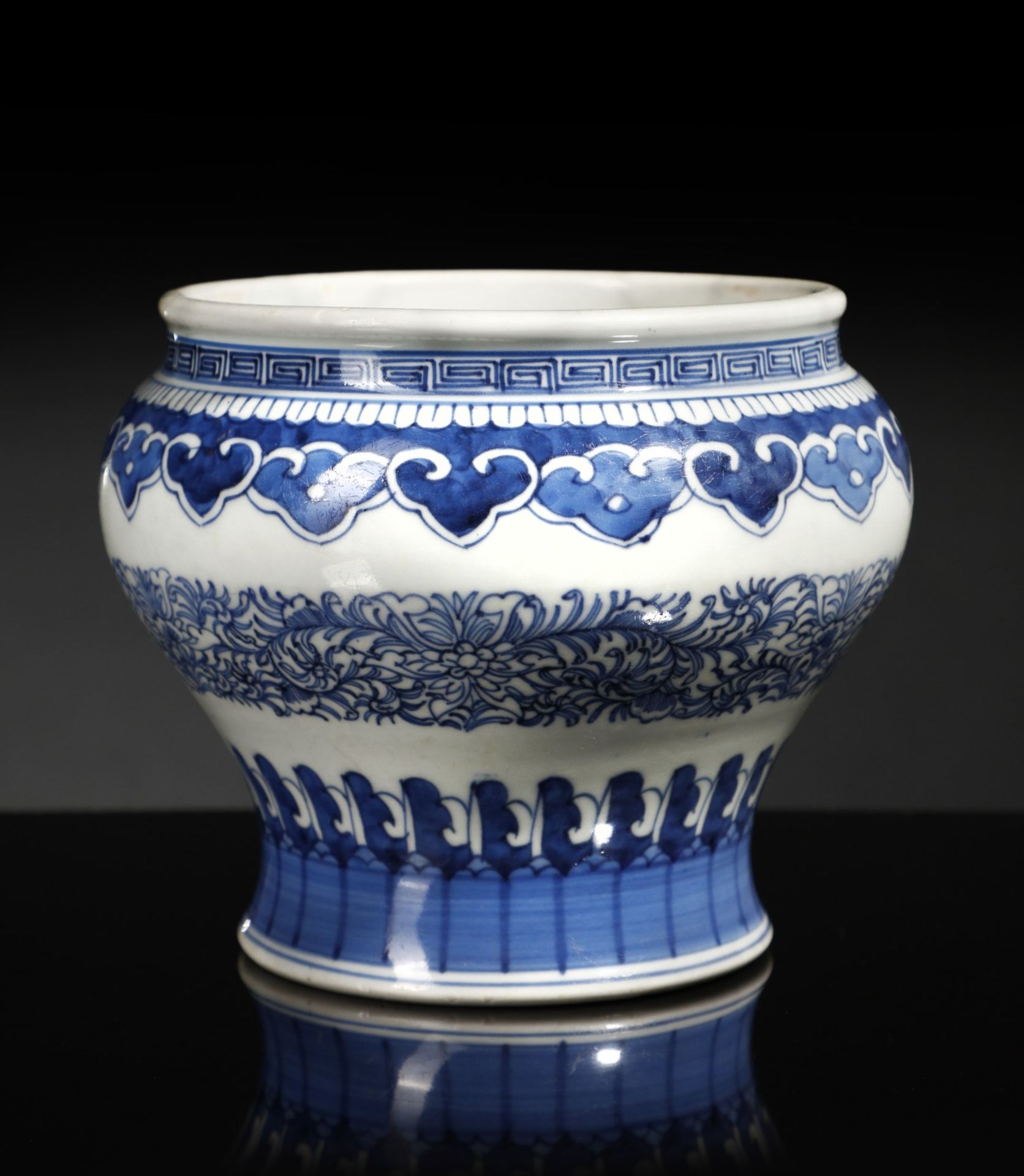 Arte Cinese  A blue and white porcelain vaseChina, Qing dynasty, 18th century.