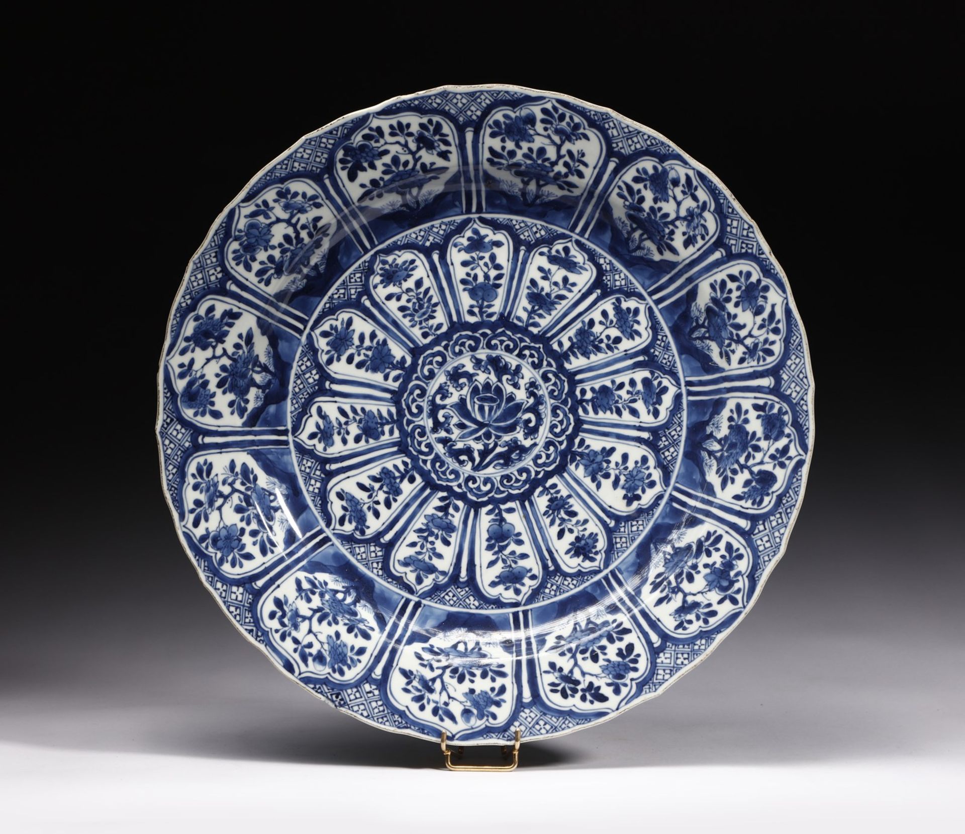 Arte Cinese  A blue and white porcelain charger China, Qing dyansty, Kangxi mark and period (1661-17