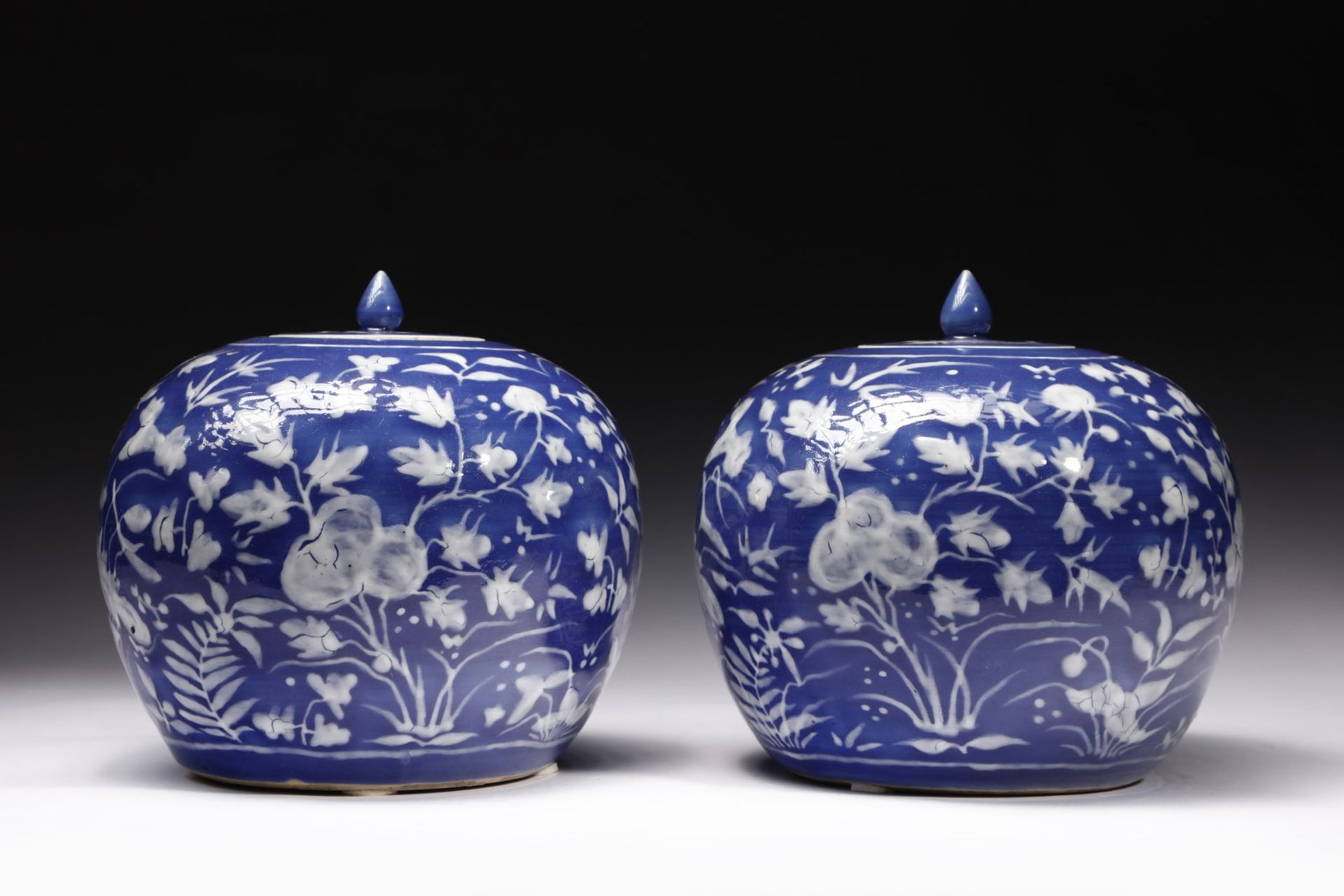 Arte Cinese  A pair of blue and white potiches China, Qing dynasty, 19th century. - Bild 4 aus 7