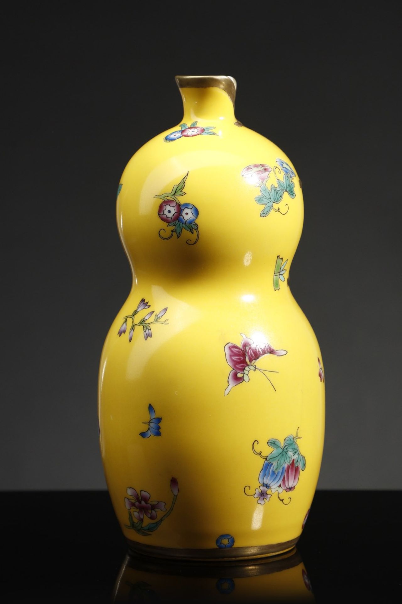 Arte Cinese  A yellow ground double pumpkin shaped porcelain vaseChina, 20th century . - Bild 4 aus 5