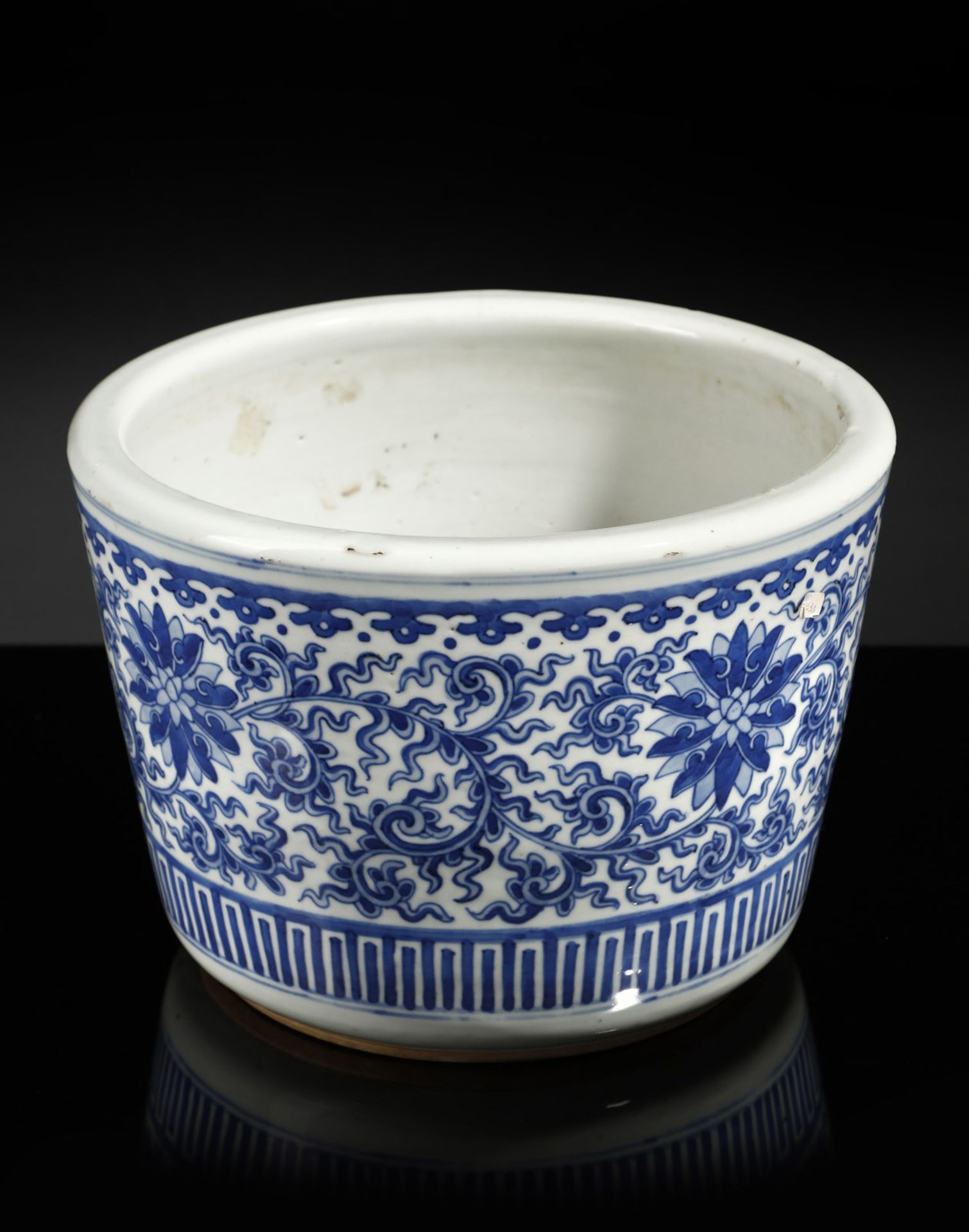 Arte Cinese  A blue and white porcelain cachepot China, Qing dynasty, 19th century . - Bild 3 aus 5