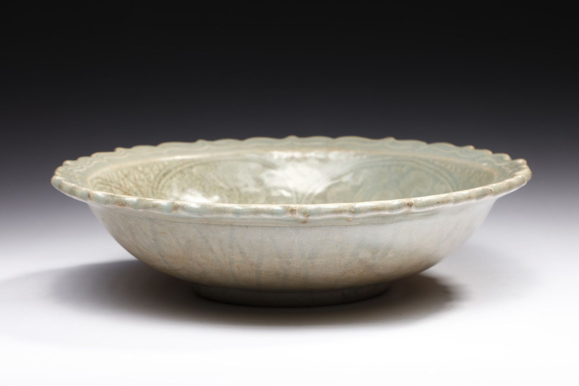 Arte Cinese  A celadon glazed dish with foliated rim China, Yuan (1279-1378) . - Bild 2 aus 4