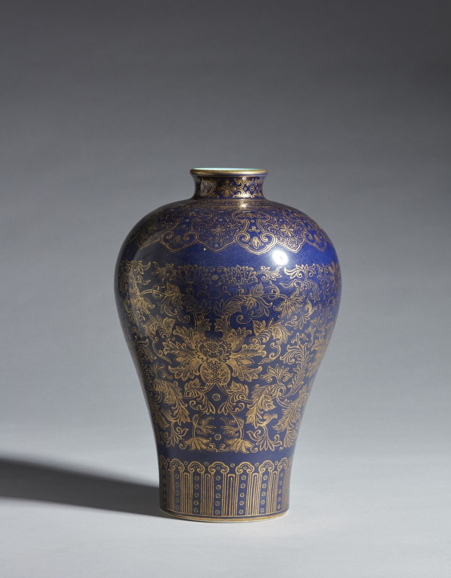 Arte Cinese A porcelain meiping vase decoratd with gilded floral motifs and bearing a six character - Image 2 of 4