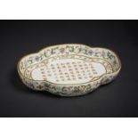 Arte Cinese A small lobed porcelain tray decorated with a long inscription and bearing a Jiaqing zh