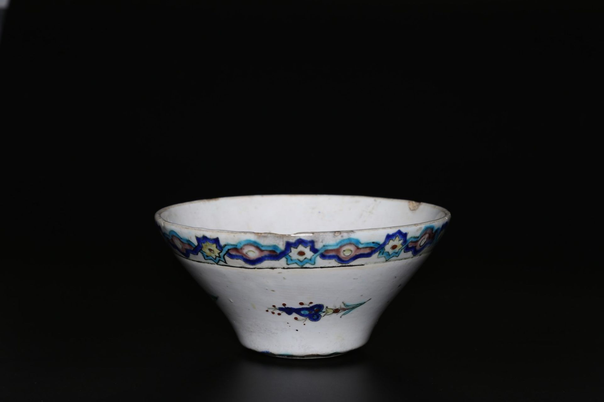 Arte Islamica A Kutahya bowlTurkey, Ottoman dynasty, 18th centuryfritware painted and glazed.