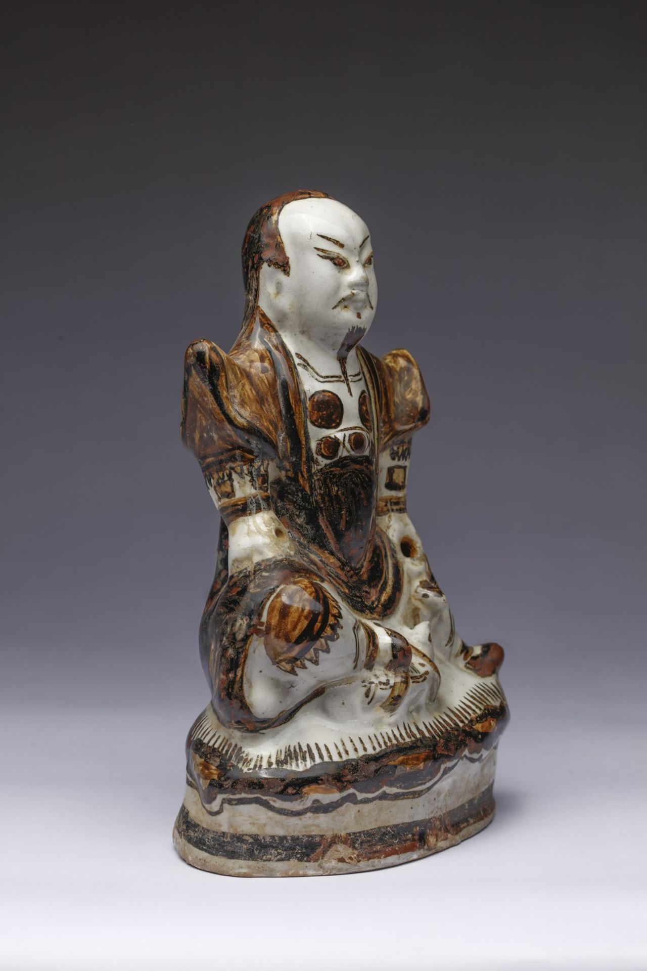 Arte Cinese A Cizhou pottery figure of seated GuandìChina, Qing dynasty, 19th century . - Image 2 of 5