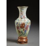 Arte Cinese A famille rose porcelain wall vase China, 20th century .