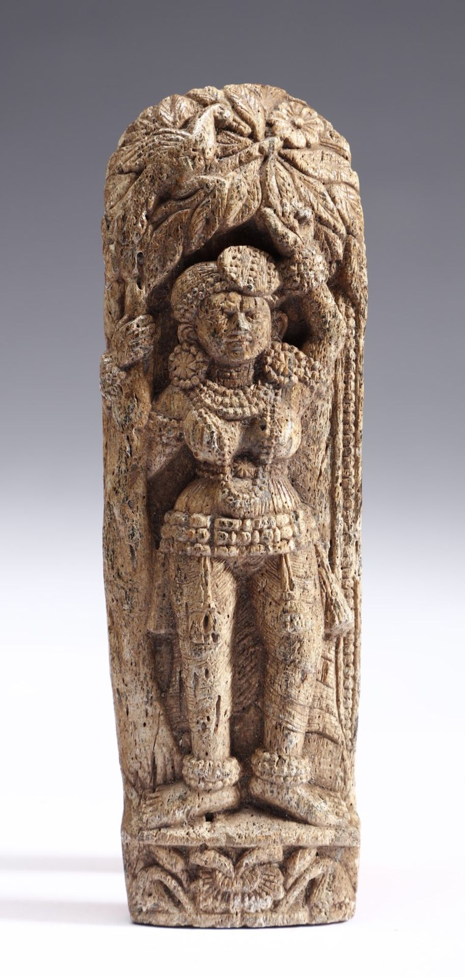 Arte Indiana A bone Chandraketugarh plaque depicting a Yakshi India, Bengal, Shunga period, 1st cen