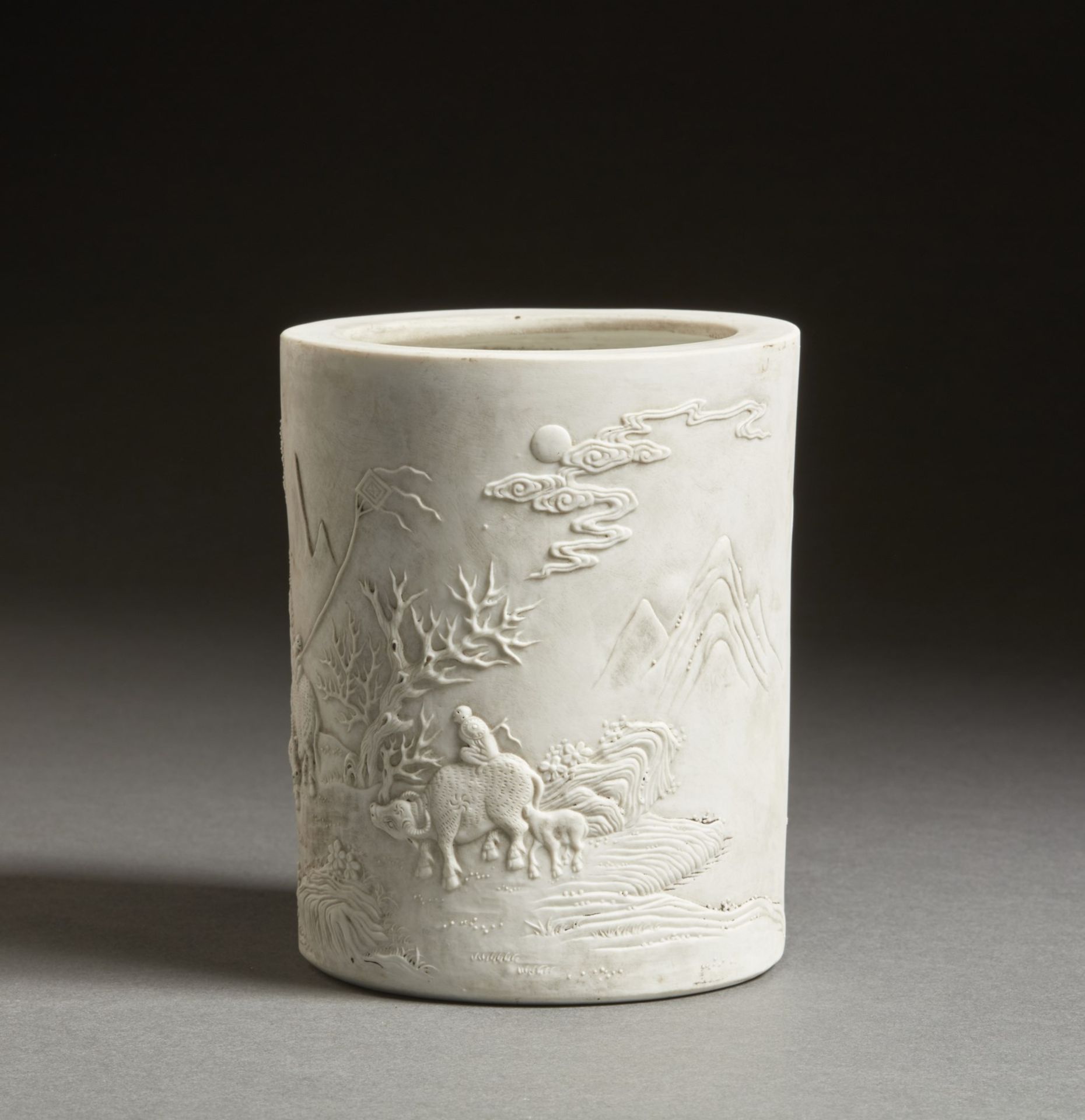 Arte Cinese  An unglazed white pottery brushpot bearing a Qianlong zhuanshu six character mark at th - Bild 4 aus 4