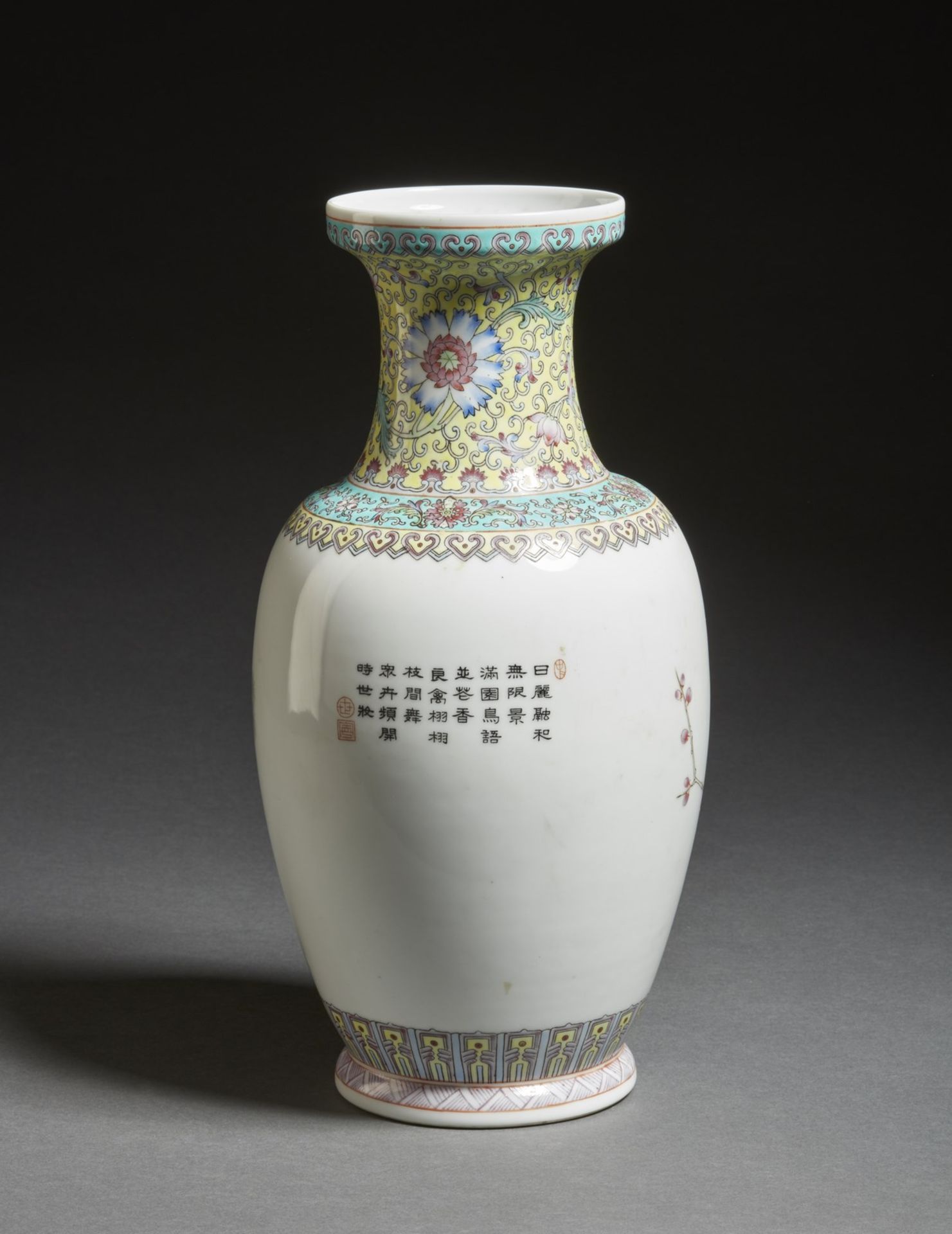 Arte Cinese A porcelain vase decorated with peacock and inscription China, second half 20th century - Image 2 of 3