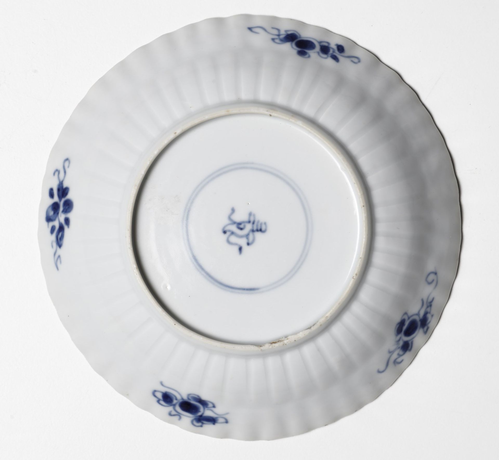 Arte Cinese A blue and white porcelain dish painted with carps and bearing a Kangxi figurative mark - Image 2 of 2