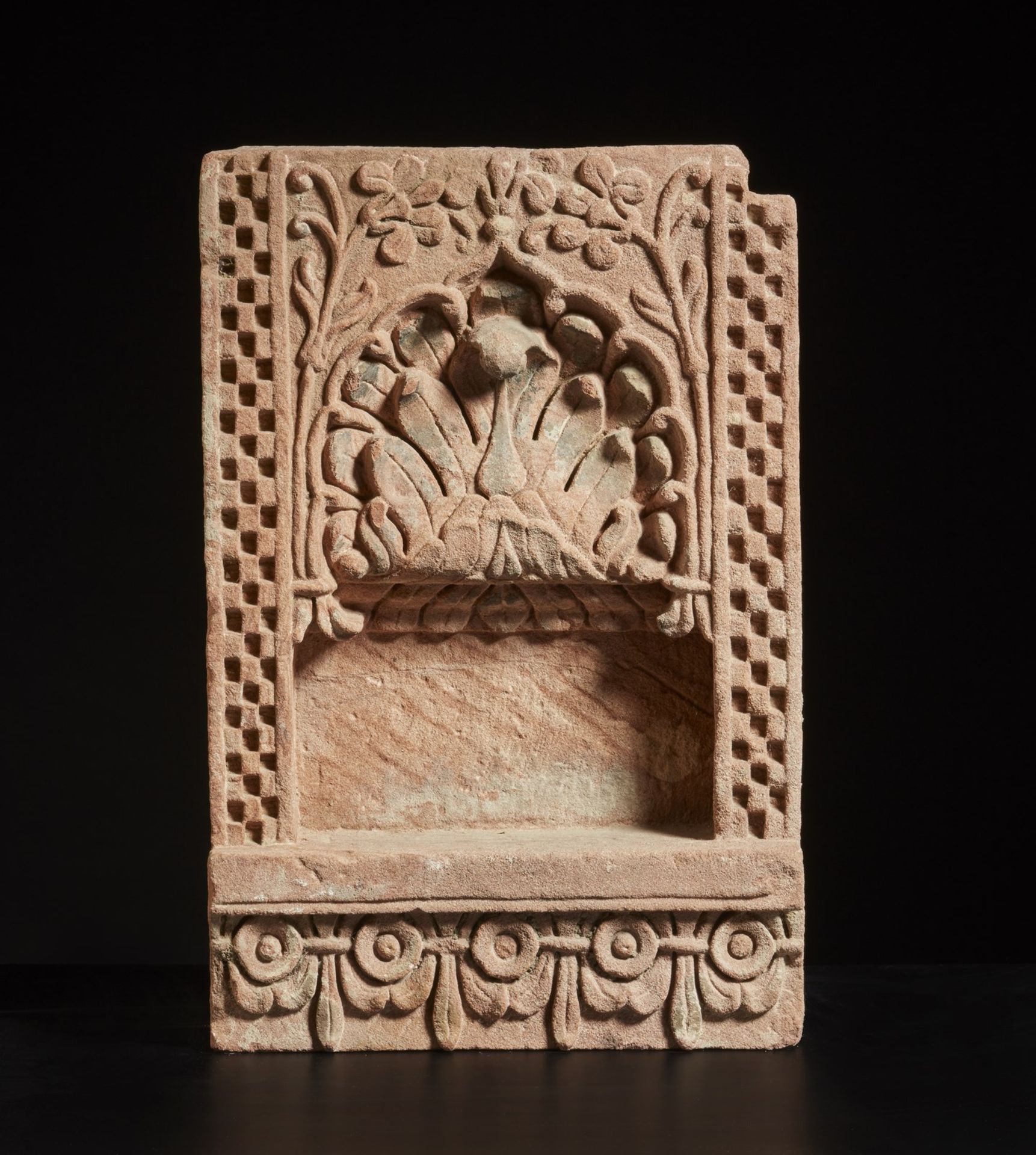 Arte Indiana A red sandstone shrine niche India, 19th century . - Image 2 of 3