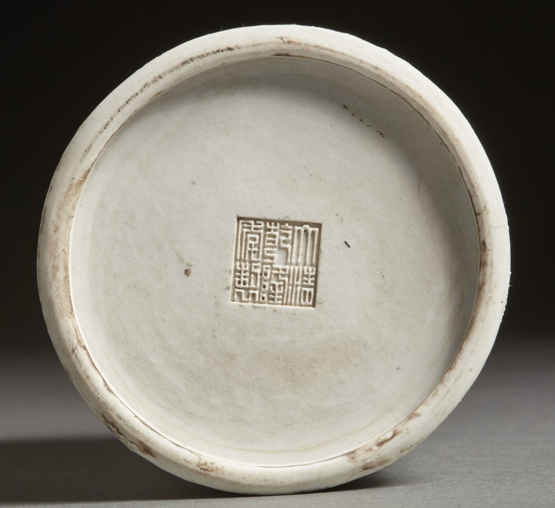 Arte Cinese  An unglazed white pottery brushpot bearing a Qianlong zhuanshu six character mark at th - Bild 2 aus 4