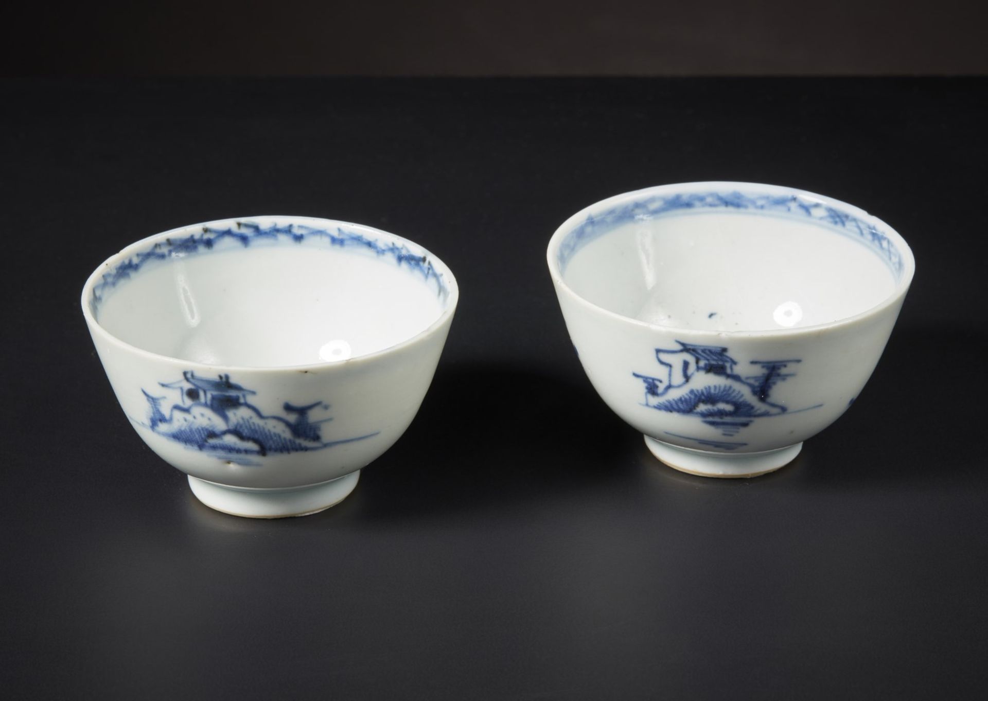 Arte Cinese  A pair of blue and white small cups China, Qing dynasty, 18th century . - Bild 2 aus 3