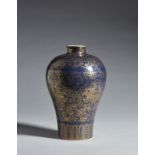 Arte Cinese A porcelain meiping vase decoratd with gilded floral motifs and bearing a six character