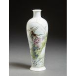 Arte Cinese A famille rose porcelain baluster vase decorated with bird China, 20th century .