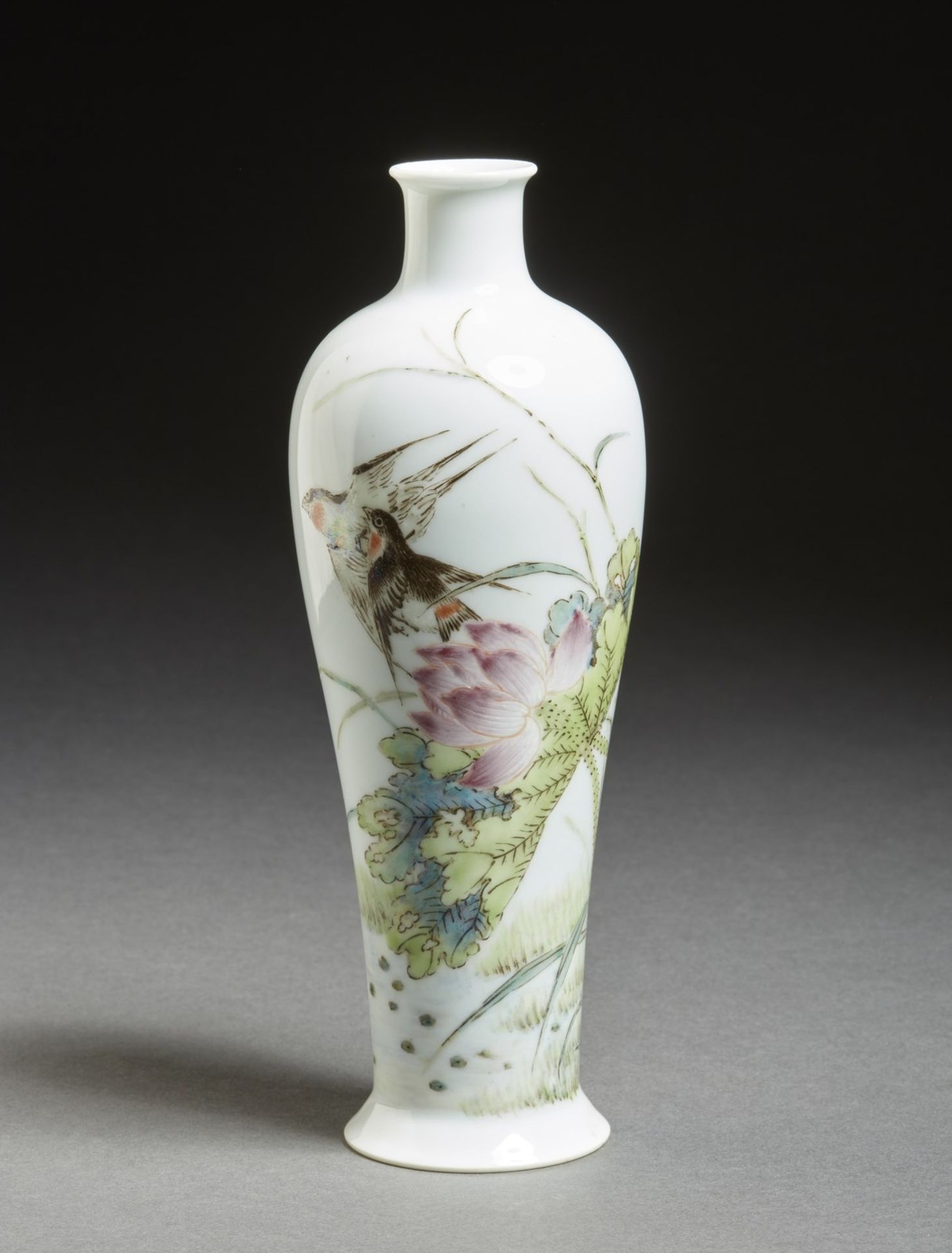 Arte Cinese  A famille rose porcelain baluster vase decorated with bird China, 20th century .